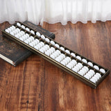 soroban de metal sobre mesa